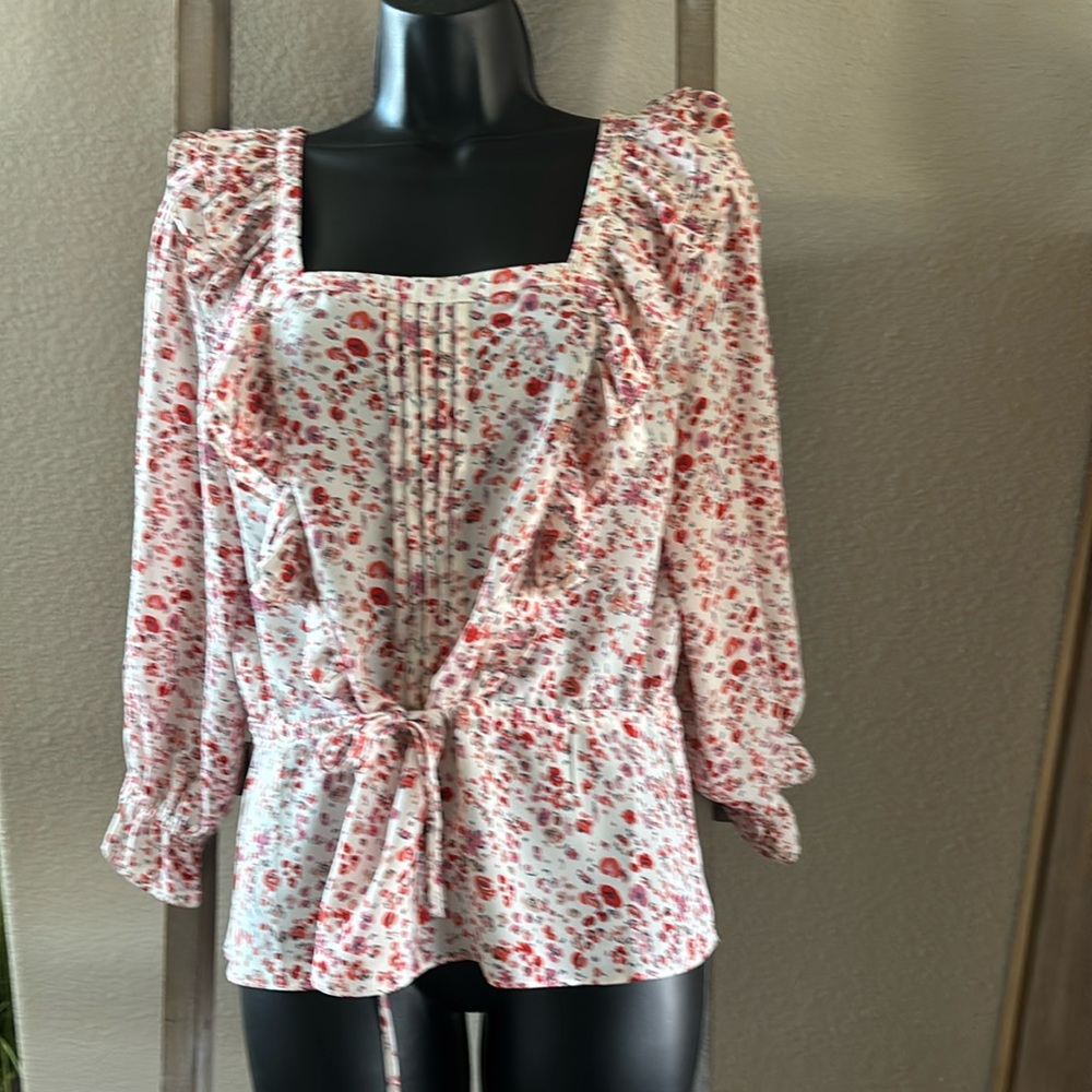Flower print blouse. Square neckline, untuck front with a tie front.